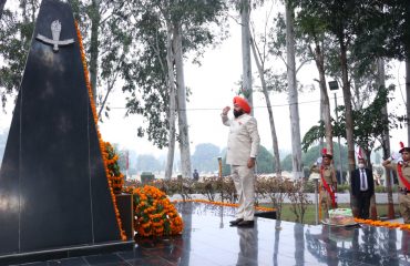 राज्यपाल ने कहा कि पंजाब की यह भूमि गुरुओं के ज्ञान, पराक्रम और त्याग की भूमि है।