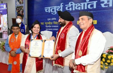 हेमवती नंदन बहुगुणा चिकित्सा शिक्षा विश्वविद्यालय, देहरादून के चौथे दीक्षांत समारोह के अवसर पर छात्राओं को मानद उपाधि प्रदान करते हुए राज्यपाल ले ज गुरमीत सिंह (से नि)।