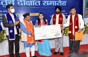Governor Lt. Gurmeet Singh (Seni) and Cabinet Minister Dr. Dhan Singh Rawat while honoring the girl student on the occasion of the fourth convocation of Hemvati Nandan Bahuguna University of Medical Education, Dehradun.