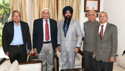 08-12-2021 : Vice Admiral Raman Puri, Lt Gen Chaturvedi, Major General Agnihotri, who were part of the Youth for Nation organization's delegation, paid a courtesy call on Governor at Raj Bhawan.