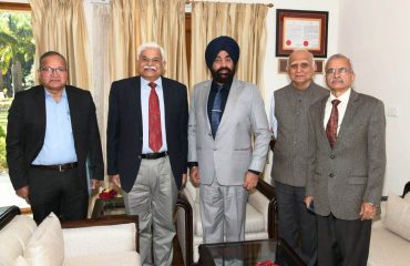 08-12-2021 : Vice Admiral Raman Puri, Lt Gen Chaturvedi, Major General Agnihotri, who were part of the Youth for Nation organization's delegation, paid a courtesy call on Governor at Raj Bhawan.