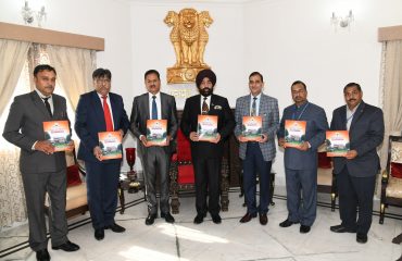 राज्यपाल से उत्तराखंड लोक सेवा आयोग के अध्यक्ष मेजर जनरल आनंद सिंह रावत तथा अन्य सदस्यों ने शिष्टाचार भेंट की।