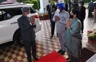 On reaching Rajbhawan, Hon'ble President Shri Ram Nath Kovind was being received by Governor Lt. Gurmeet Singh (Seni) and First Lady Smt. Gurmeet Kaur.