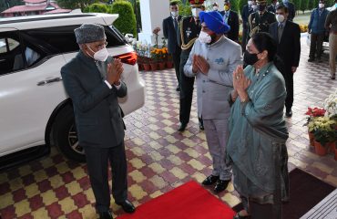 राजभवन पहुँचने पर माननीय राष्ट्रपति श्री राम नाथ कोविन्द का स्वागत करते हुए राज्यपाल ले ज गुरमीत सिंह (से नि) एवं फर्स्ट लेडी श्रीमती गुरमीत कौर।