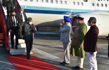 जौलीग्रांट एयरपोर्ट पहुँचने पर माननीय राष्ट्रपति श्री राम नाथ कोविन्द का स्वागत करते हुए राज्यपाल ले ज गुरमीत सिंह (से नि) एवं कैबिनेट मंत्री श्री सतपाल महाराज।
