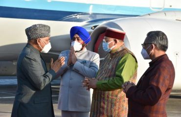 जौलीग्रांट एयरपोर्ट पहुँचने पर माननीय राष्ट्रपति श्री राम नाथ कोविन्द का स्वागत करते हुए राज्यपाल एवं कैबिनेट मंत्री श्री सतपाल महाराज।