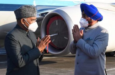 जौलीग्रांट एयरपोर्ट पहुँचने पर माननीय राष्ट्रपति श्री राम नाथ कोविन्द का स्वागत करते हुए राज्यपाल।