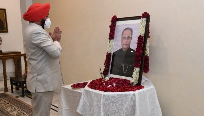 Governor Lt Gen Gurmeet Singh (S) paying homage by paying floral tributes at the portrait of former President Late Pranab Mukherjee at Raj Bhavan.