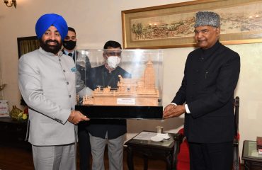 Governor Lt Gen Gurmeet Singh (Retd) presented a memento to President Shri Ram Nath Kovind at Raj Bhavan