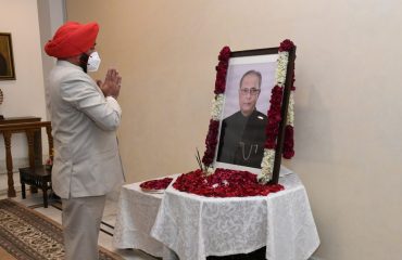 राजभवन में पूर्व राष्ट्रपति स्वर्गीय प्रणब मुखर्जी के चित्र पर पुष्प अर्पित कर श्रद्धांजलि देते हुए राज्यपाल लेफ्टिनेंट जनरल गुरमीत सिंह (से नि)।