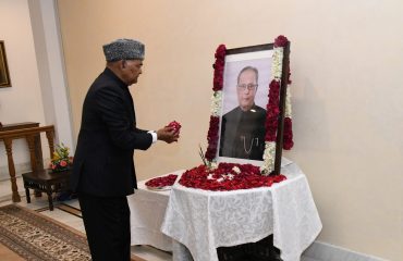 राजभवन में पूर्व राष्ट्रपति स्वर्गीय प्रणब मुखर्जी के चित्र पर पुष्प अर्पित कर श्रद्धांजलि देते हुए राष्ट्रपति श्री राम नाथ कोविंद।