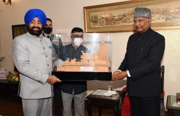 11-12-2021 : राष्ट्रपति श्री रामनाथ कोविंद को राज्यपाल लेफ्टिनेंट जनरल गुरमीत सिंह (से नि) ने राजभवन में स्मृति चिन्ह भेंट किया।