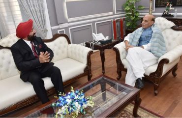 उत्तराखंड के राज्यपाल ने नई दिल्ली में केंद्रीय रक्षा मंत्री श्री राजनाथ सिंह से शिष्टाचार भेंट की।