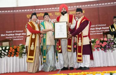 :दून विश्वविद्यालय के द्वितीय दीक्षांत समारोह के अवसर पर समाजसेवी माता मंगला जी को डी लिट् की मानद उपाधि प्रदान करते हुए राज्यपाल।
