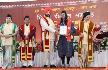 दून विश्वविद्यालय के द्वितीय दीक्षांत समारोह के अवसर पर मेधावी छात्र-छात्राओं को उपाधि एवं मेडल प्रदान करते हुए राज्यपाल।