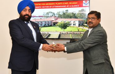 राज्यपाल से राजभवन में सेंटर फॉर एरोमैटिक प्लांट्स के निदेशक नृपेंद्र चौहान ने भेंट की।