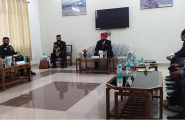 जनपद चम्पावत में उच्चाधिकारियों से वार्ता करते हुए राज्यपाल लेफ्टिनेंट जनरल गुरमीत सिंह (सेवानिवृत)।