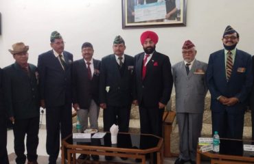 जनपद चम्पावत में भूतपूर्व सैनिकों के साथ राज्यपाल लेफ्टिनेंट जनरल गुरमीत सिंह (सेवानिवृत)।