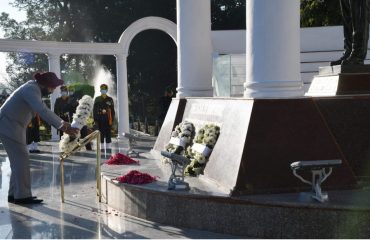 विजय दिवस के अवसर पर भारतीय सैन्य अकादमी पहुंचकर युद्ध स्मारक पर पुष्प चक्र अर्पित कर शहीदों को नमन करते हुए राज्यपाल लेफ्टिनेंट जनरल गुरमीत सिंह (से नि)।