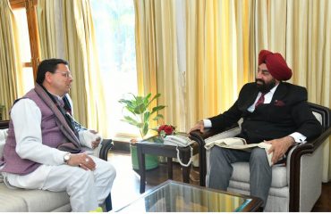 24-12-2021: Chief Minister Shri Pushkar Singh Dhami made a courtesy call on Governor.