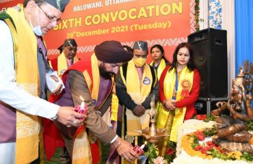 हल्द्वानी में उत्तराखंड मुक्त विश्वविद्यालय के छठे दीक्षांत समारोह का दीप प्रज्ज्वलित कर शुभारंभ करते हुए राज्यपाल साथ में मुख्यमंत्री श्री पुष्कर सिंह धामी और कैबिनेट मंत्री डा धन सिंह रावत।