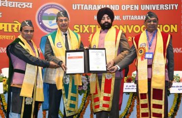 हल्द्वानी में उत्तराखंड मुक्त विश्वविद्यालय के छठे दीक्षांत समारोह के अवसर पर विश्व प्रसिद्ध फोटोग्राफर श्री अनूप शाह जी को मानद उपाधि से सम्मानित करते हुए राज्यपाल साथ में कैबिनेट मंत्री।