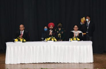राजभवन के समस्त कार्मिकों एवं उनके परिजनों को सम्बोधित करते हुए राज्यपाल लेफ्टिनेंट जनरल गुरमीत सिंह (से नि) साथ में फस्र्ट लेडी श्रीमती गुरमीत कौर एवं सचिव सचिव श्री राज्यपाल डा0 रंजीत कुमार सिन्हा।