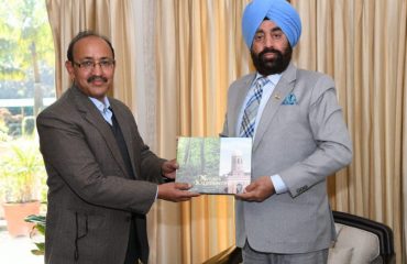 राज्यपाल से वन अनुसंधान संस्थान देहरादून के निदेशक श्री अरुण सिंह रावत ने मुलाकात की।
