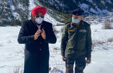 जनपद पिथौरागढ़ में भारत-नेपाल-चीन की सीमा पर सेना के जवानों से वार्ता करते हुए राज्यपाल।