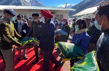 जनपद पिथौरागढ़ में भारत-नेपाल-चीन की सीमा पर सेना के जवानों को जैकेट वितरित करते हुए राज्यपाल।