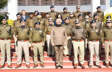 राजभवन में, भारतीय पुलिस सेवा के अधिकारियों के साथ राज्यपाल।