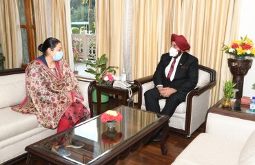 राज्यपाल लेफ्टिनेंट जनरल गुरमीत सिंह (से नि) से शिष्टचार भेंट करते हुए सिक्ख महिला प्रतिनिधि डॉ तनवीर कौर सेठी।