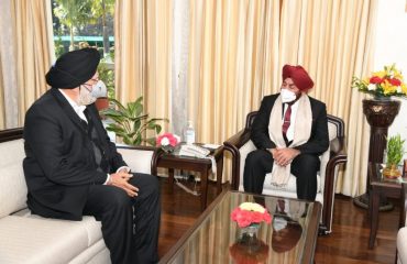 President of Gurdwara Sri Guru Singh Sabha Aadhat Bazar, Mr. Gurbaksh Singh while meeting the Governor