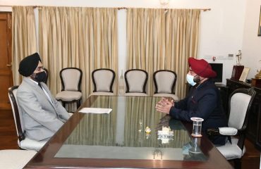 राज्यपाल लेफ्टिनेंट जनरल गुरमीत सिंह (से नि) से गुरुवार को राजभवन में मुख्य सचिव डा. एस एस संधू ने शिष्टाचार भेंट की।