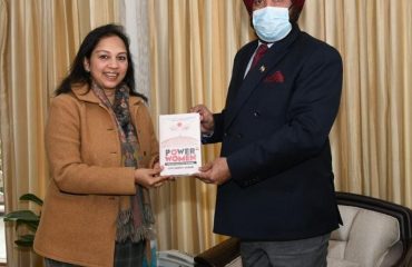 राज्यपाल ने लेखिका श्रीमती वीनू धींगरा द्वारा महिला सशक्तीकरण पर लिखी गई पुस्तक “पावर विमेन“ का विमोचन किया।