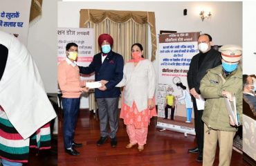 राज्यपाल लेफ्टिनेंट जनरल गुरमीत सिंह (से नि) ने कोविड काल मे उत्कृष्ट कार्य करने वाले स्वास्थ्य कर्मियों को सम्मानित किया।