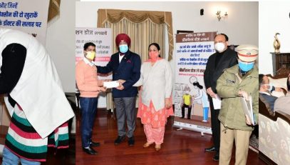Governor Lt Gen Gurmit Singh (Retd felicitated the health workers doing excellent work during the COVID period.