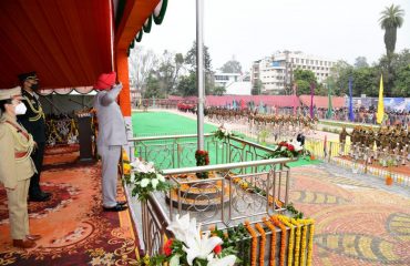 परेड ग्राउंड में आयोजित गणतंत्र दिवस समारोह के अवसर परेड की सलामी लेते हुए राज्यपाल लेफ्टिनेंट जनरल गुरमीत सिंह (से नि)।