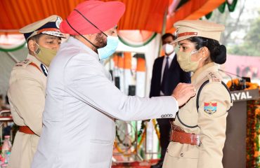 परेड ग्राउंड में आयोजित गणतंत्र दिवस समारोह के अवसर पर उत्कृष्ट प्रदर्शन करने वाले कर्तव्यपरायण पुलिस कर्मियों को सम्मानित करते हुए राज्यपाल ।