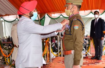 परेड ग्राउंड में आयोजित गणतंत्र दिवस समारोह के अवसर पर उत्कृष्ट प्रदर्शन करने वाले कर्तव्यपरायण पुलिस कर्मियों को सम्मानित करते हुए ।