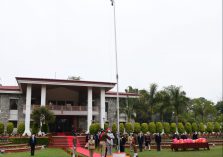 गणतंत्र दिवस के अवसर पर राजभवन प्रांगण में ध्वजारोहण कर राष्ट्रीय ध्वज को सलामी देते हुए राज्यपाल लेफ्टिनेंट जनरल गुरमीत सिंह (से नि)।;?>