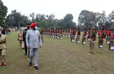 गणतंत्र दिवस के अवसर पर राजभवन प्रांगण में परेड का निरीक्षण करते हुए राज्यपाल लेफ्टिनेंट जनरल गुरमीत सिंह (से नि)।