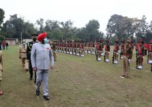 गणतंत्र दिवस के अवसर पर राजभवन प्रांगण में परेड का निरीक्षण करते हुए राज्यपाल लेफ्टिनेंट जनरल गुरमीत सिंह (से नि)।;?>