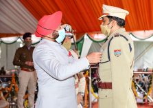 Governor honored the dutiful police personnel for their excellent performance on the occasion of Republic Day.;?>