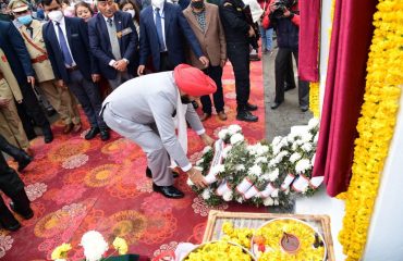 राज्यपाल लेफ्टिनेंट जनरल गुरमीत सिंह (से नि) ने बुधवार को गणतंत्र दिवस के अवसर पर रायपुर स्थित कर्नल रन बहादुर गुरुंग वीर चक्र स्मारक द्वार पर पुष्पचक्र अर्पित कर श्रद्धांजलि अर्पित की।