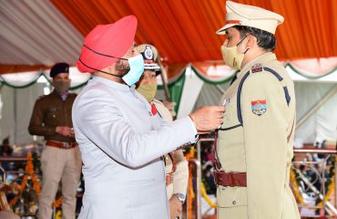परेड ग्राउंड में आयोजित गणतंत्र दिवस समारोह के अवसर पर उत्कृष्ट प्रदर्शन करने वाले कर्तव्यपरायण पुलिस कर्मियों को सम्मानित करते हुए राज्यपाल लेफ्टिनेंट जनरल गुरमीत सिंह (से नि)।