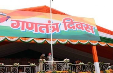 परेड ग्राउंड में आयोजित गणतंत्र दिवस समारोह में ध्वजारोहण कर राष्ट्रीय ध्वज को नमन करते हुए राज्यपाल लेफ्टिनेंट जनरल गुरमीत सिंह (से नि)।