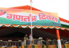 Governor saluting the national flag by hoisting the flag at the Republic Day function held at Parade Ground.;?>