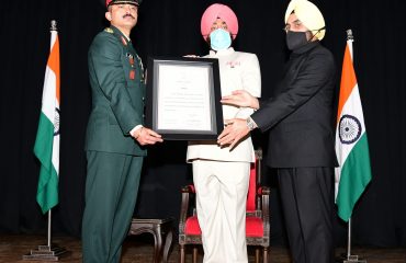 राज्यपाल ने बीआरओ कर्मियों को उनके कार्य के लिए राज्यपाल पदक से सम्मानित किया।