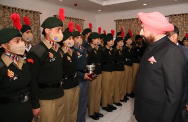 राजभवन में गणतंत्र दिवस के अवसर पर आरडीसी दिल्ली में प्रतिभाग करने वाले एनसीसी कैडेट्स से वार्ता करते हुए राज्यपाल।